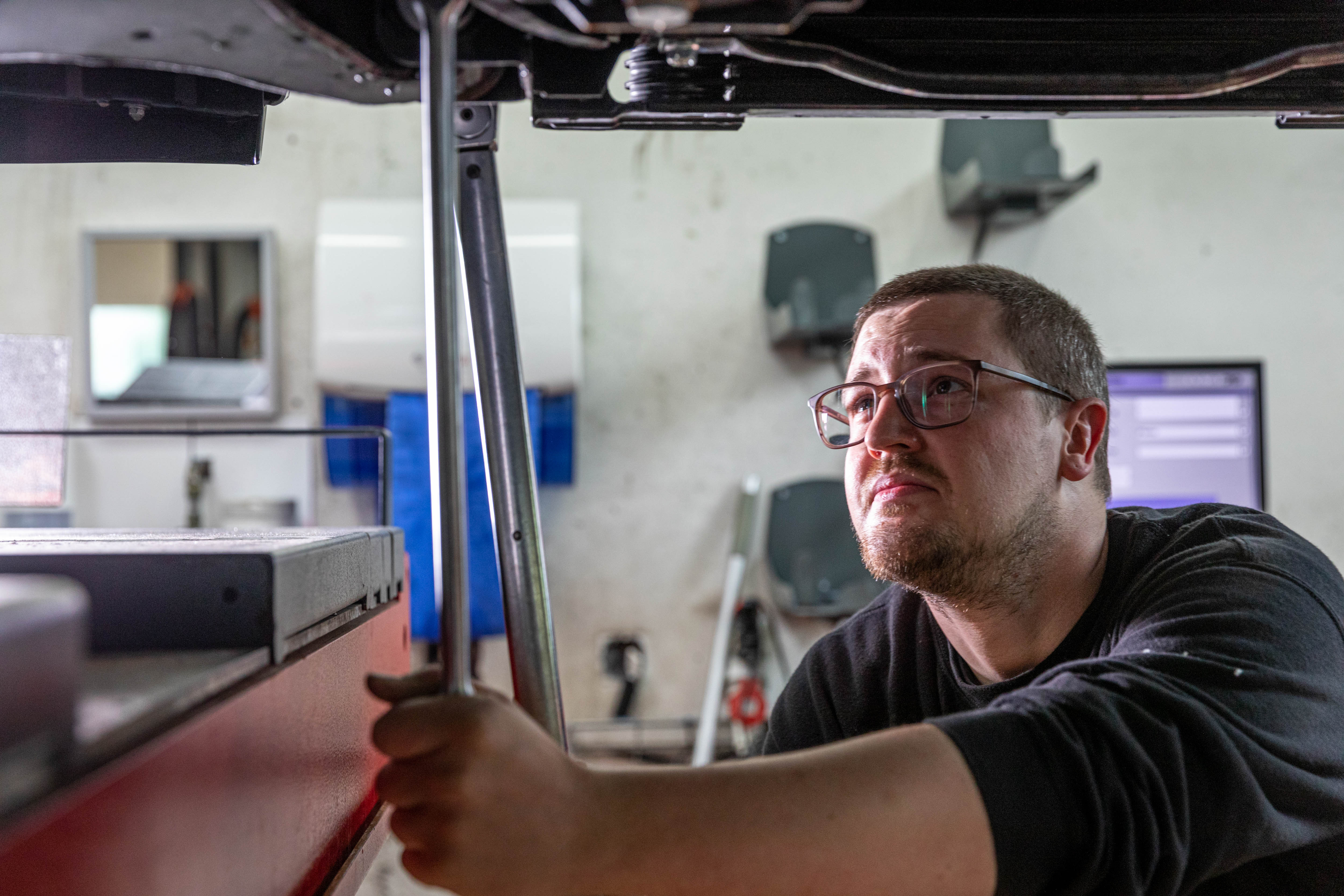 Lastwagen-Mechatroniker bei der Arbeit