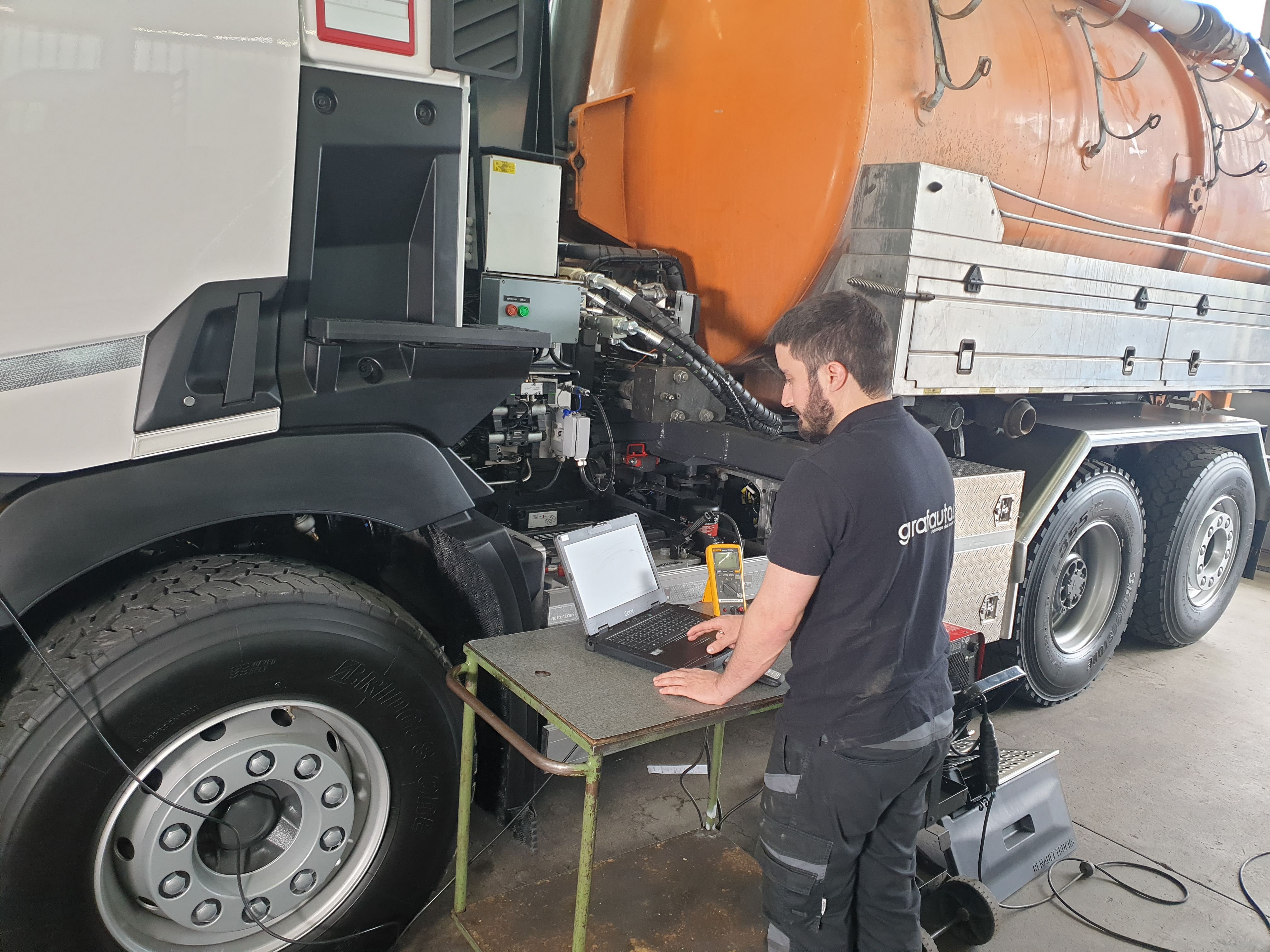 Lastwagen-Mechatroniker bei der Arbeit